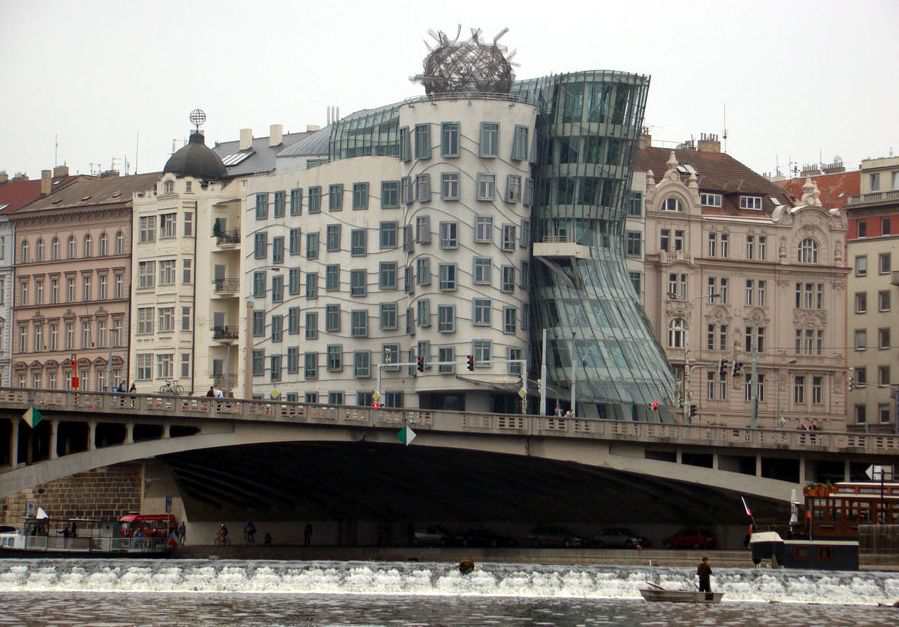  Танцующий дом в Праге